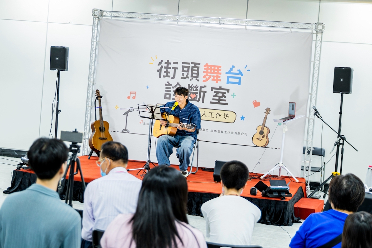 街頭藝人使用 MusicCube T3 Pro 進行吉他彈唱