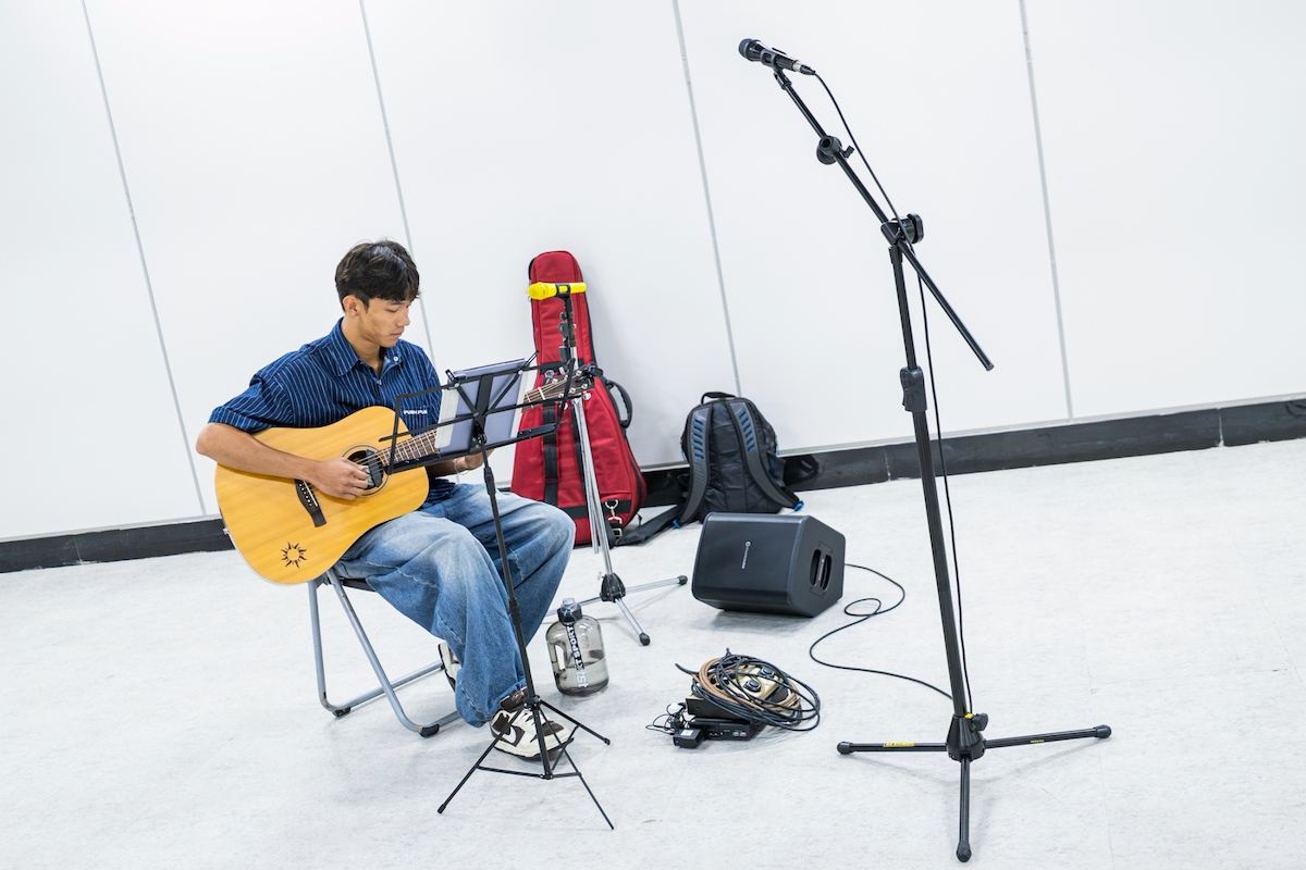 街頭藝人在場邊使用 MusicCube T3 Pro 練習準備
